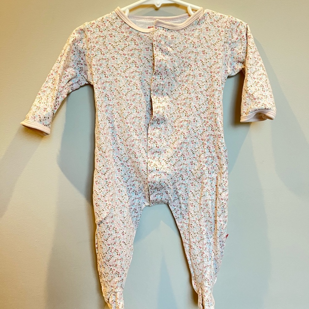 Magnetic me onesie! Size 6-9 months.
